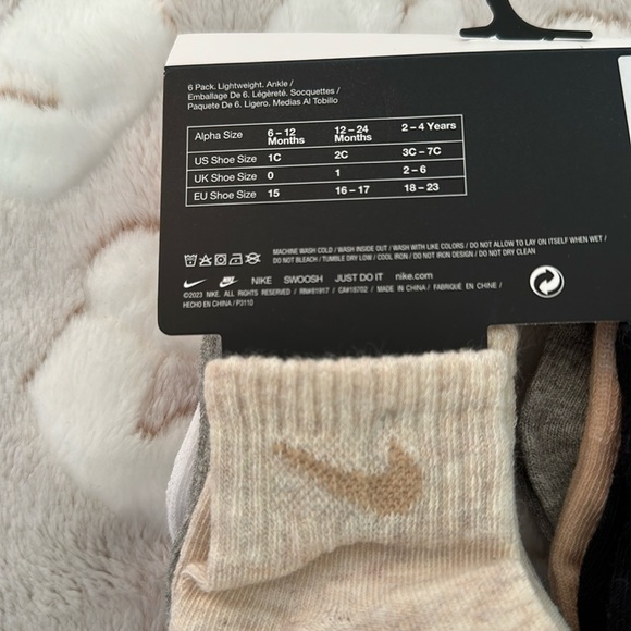 Nike newborn 6 - 12 month socks 6 pairs neutral colors - Picture 6 of 6
